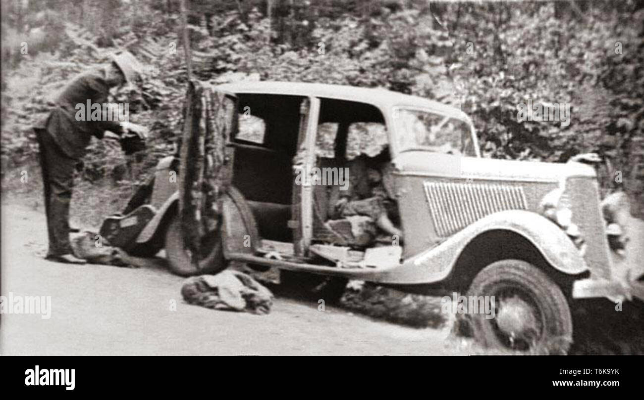 Bonnie und Clyde tot in ihrem Auto. Bonnie Parker und Clyde Barrow erschossen in Bienville Parish, Louisiana, am 23. Mai 1934. Bonnie Elizabeth Parker (1910-1934) und Clyde Chestnut Barrow (1909 - 1934) amerikanischer Verbrecher, die die mittleren Staaten der USA mit ihrer Bande während der Großen Depression reiste, raubt Banken und Geschäfte, und tötete mehrere Menschen Stockfoto