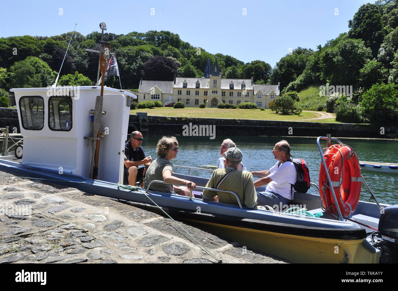 Besucher auf dem Hl. Antonius zu St Mawes Fähre warten auf Abfahrt von St Anthony Kai mit der Ort Manor Hotel im Hintergrund. St. Mawes, Cornwall, Stockfoto