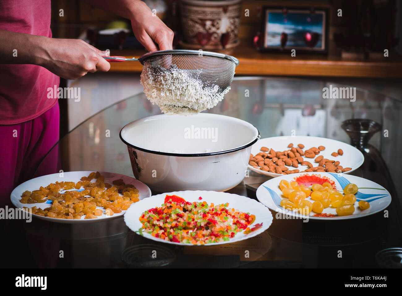Der Prozess, in dem traditionelle Ostern geformten Cottage Käse Dessert paska. Stockfoto
