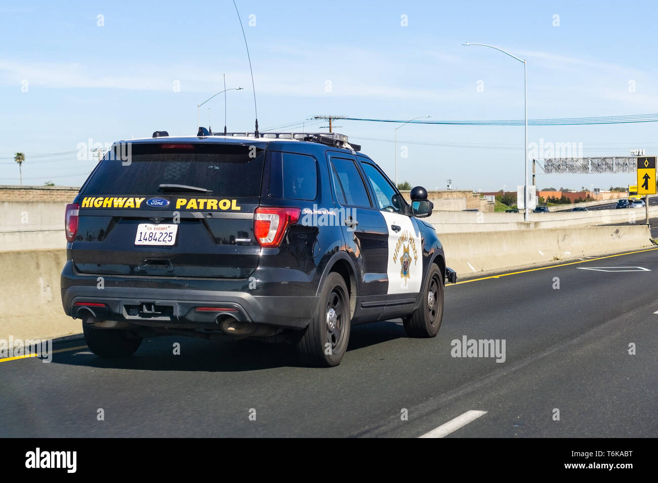 April 22, 2019 Hayward/CA/USA - Polizei Auto Fahren auf der Autobahn, im Osten von der San Francisco Bay Area Stockfoto