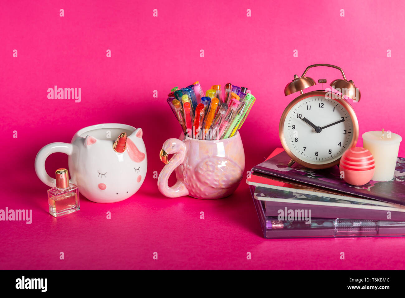 Girly Schreibtisch Tisch oder Büro. Zurück zum Konzept der Schule Stockfoto