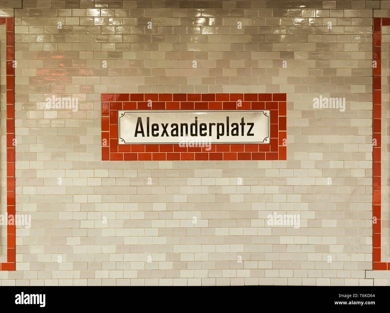 Alte Zeichen der Alexanderplatz U-Bahn U-Bahn / U-Bahn Station in Berlin, Deutschland, auf eine Kachel Wand, gesehen von der Vorderseite. Stockfoto