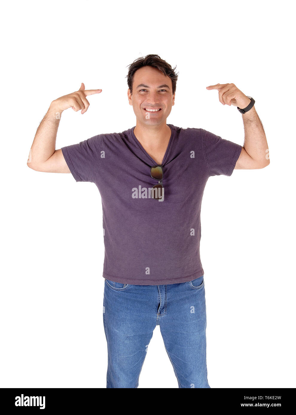 Schöner Mann stehen und sich selbst zeigen Stockfoto