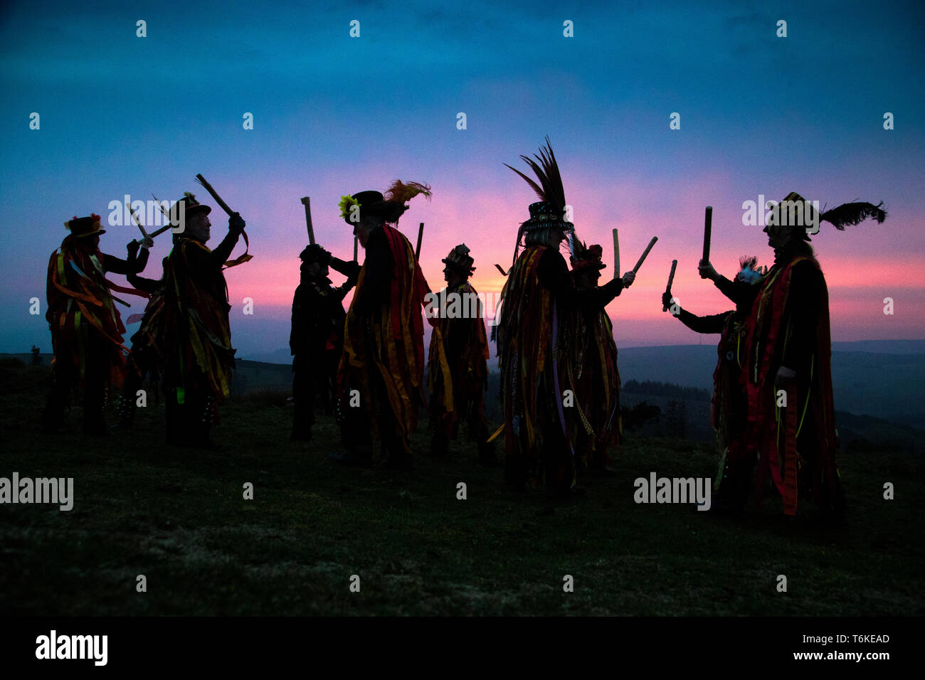 01/05/19 Mitglieder der Powderkegs Morris Dancers 'Dance-auf-die-Dawn' der Mai Tag Sonnenaufgang auf Windgather Felsen im Herzen der Pe zu begrüßen Stockfoto