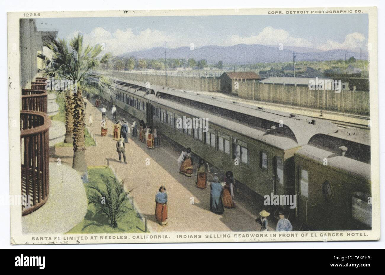 Detroit Publishing Company Alte Ansichtskarte mit der Darstellung der Santa Fe begrenzt Bahnhof und El Garces Hotel in Nadeln, Kalifornien, 1914. Von der New York Public Library. () Stockfoto