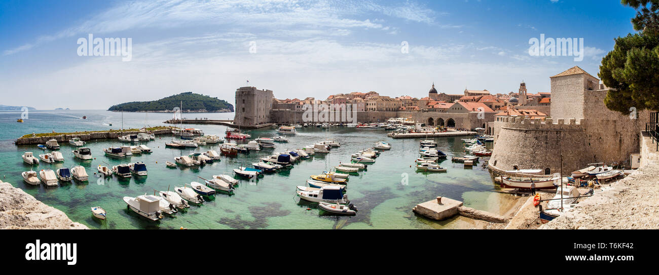 Mediterranen Panorama der wunderschönen Altstadt von Dubrovnik Stadt einschließlich der alte Hafen, Stadtmauern und Befestigungsanlagen. Stockfoto