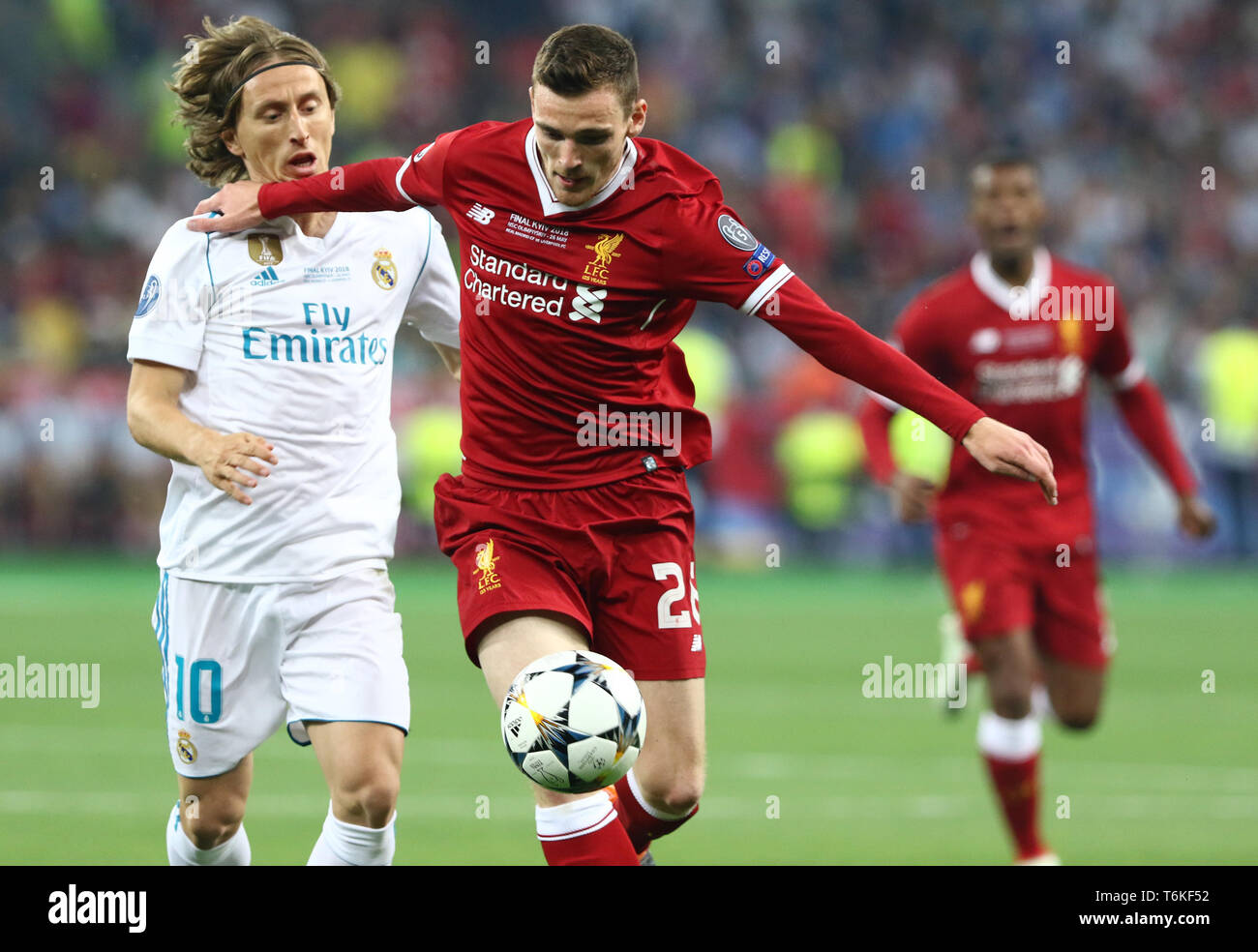 Andy Robertson von Liverpool (R) kämpft für eine Kugel mit Luka Modric von Real Madrid in der UEFA Champions League Finale 2018 Stockfoto