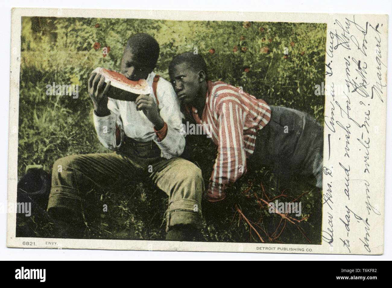 Detroit Publishing Company Ansichtskarte von einem afrikanischen amerikanischen Jungen Neid Anzeige bei Wassermelone eines anderen African American Boy, eine rassistische Stereotype Bild, 1914. Von der New York Public Library. () Stockfoto