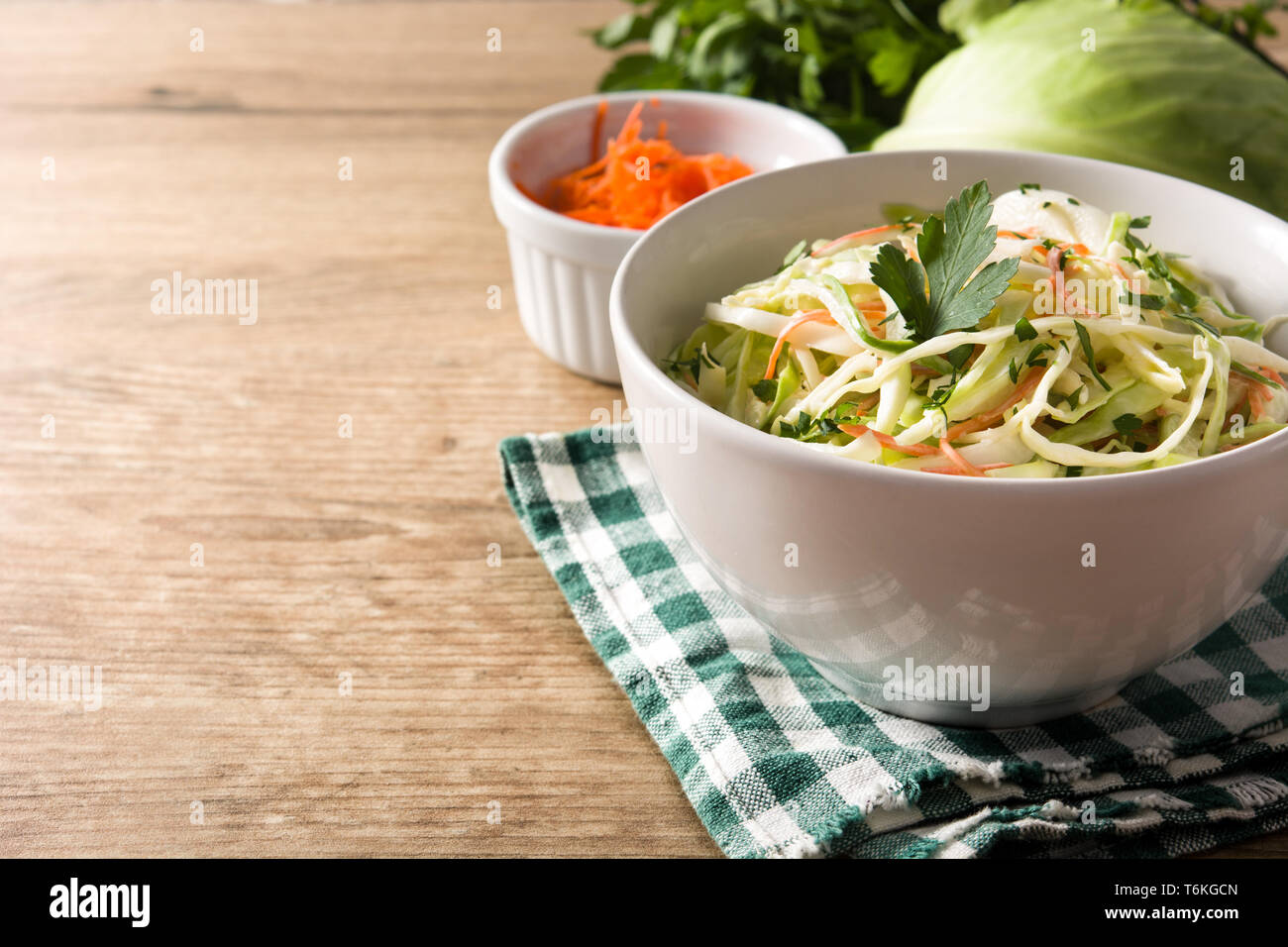 Krautsalat Salat in Weiß Schüssel auf hölzernen Tisch Stockfoto