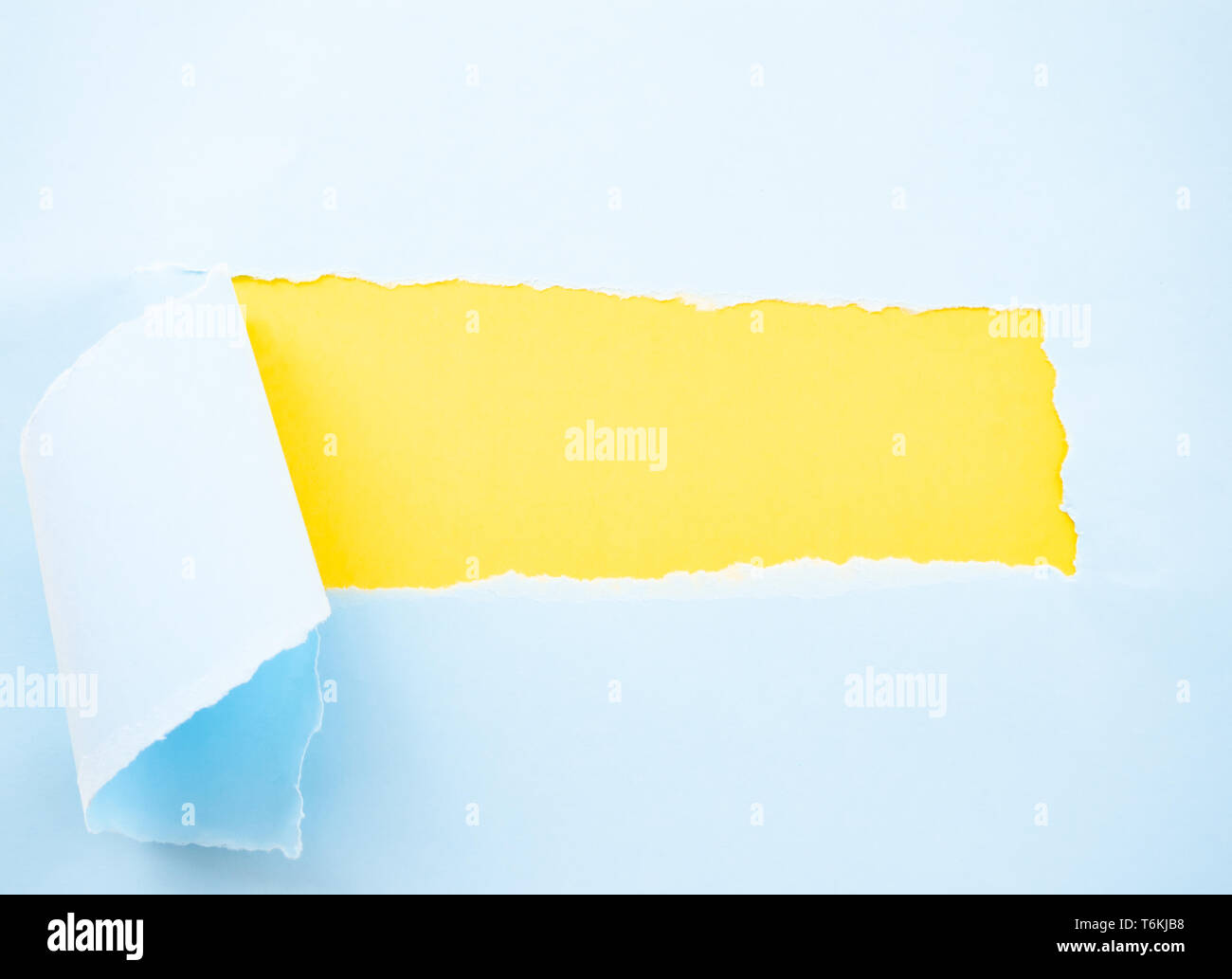 Zerrissen pastell Pastell-blaue Papier isoliert auf Gelb Stockfoto