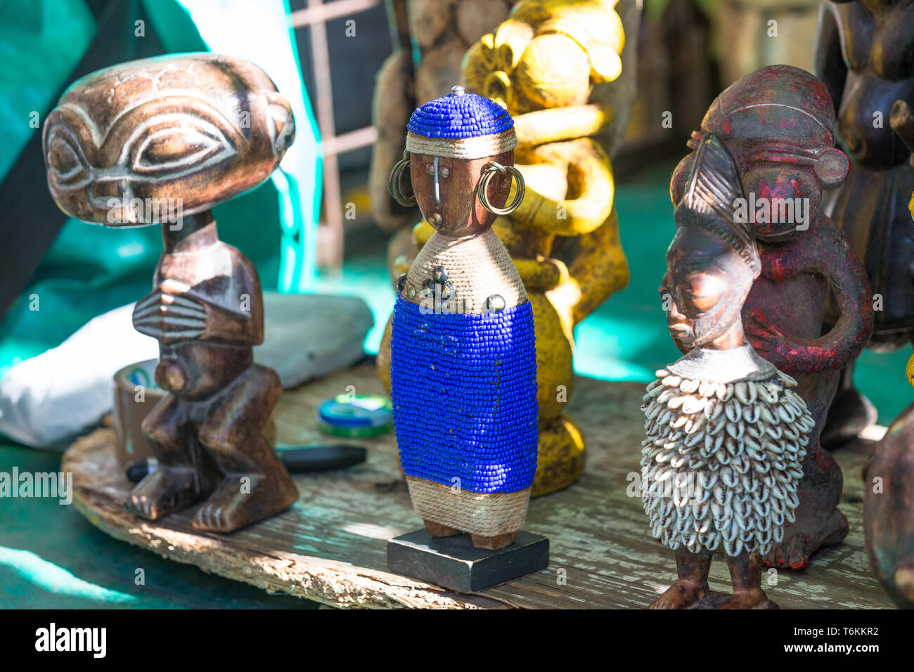 Afrikanische Holz geschnitzt oder Holzfiguren zum Verkauf, die traditionelle Kunst an der Straße Markt sind in Kapstadt, Südafrika Stockfoto