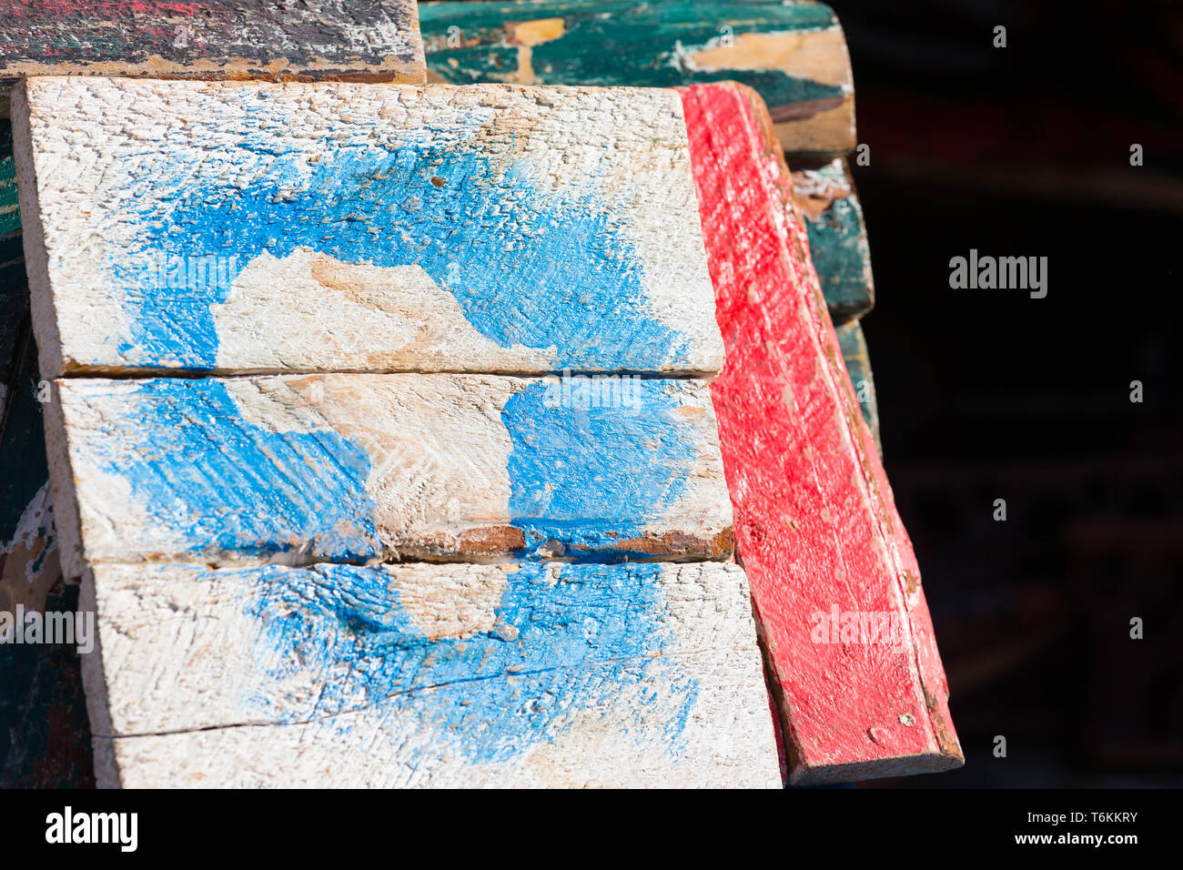 Karte von Afrika oder Afrikanischen Kontinent lackiert und Schablonen auf rauen alten Holz oder Holz- Platz und stehen in einem Stapel Stockfoto