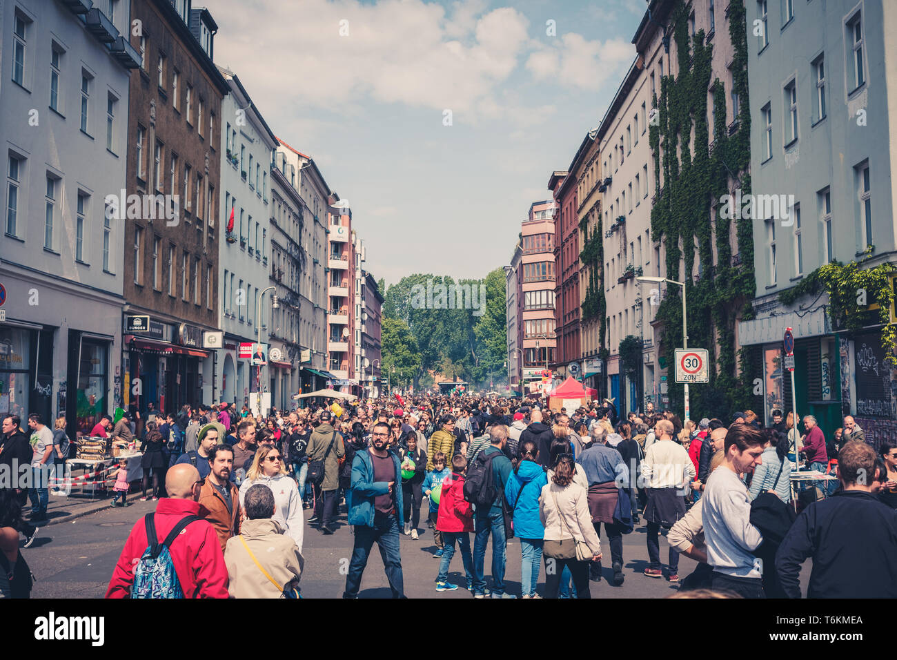 Menschen auf der Straße an myfest Feier zum Tag der Arbeit am ersten Mai in Berlin Kreuzberg Stockfoto