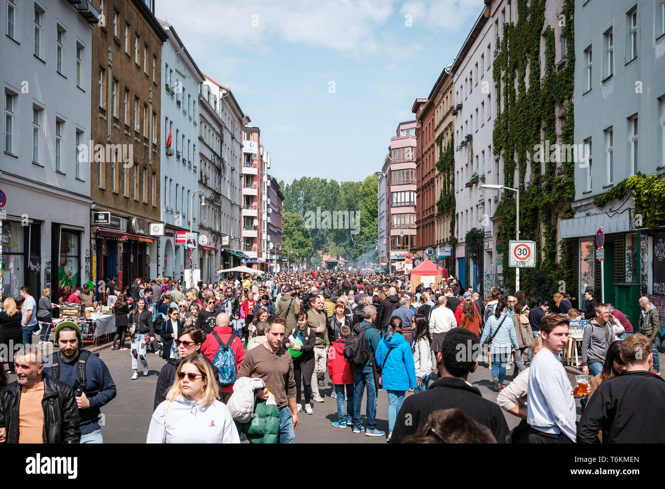 Berlin, Deutschland - 01 Mai, 2019: die Menschen auf der Straße am myfest Feier auf der mayday, 1. Mai, Berlin, Kreuzberg Stockfoto