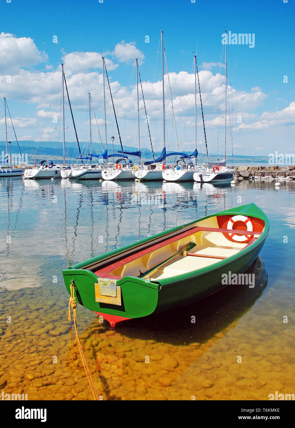 Schöne grüne Boot in einem kleinen Hafen von Segelboote im Sommer. Stockfoto