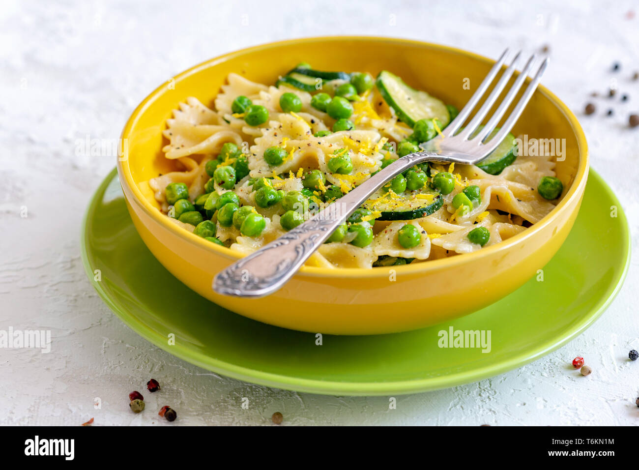 Traditionelle Pasta mit Erbsen und Zucchini. Stockfoto