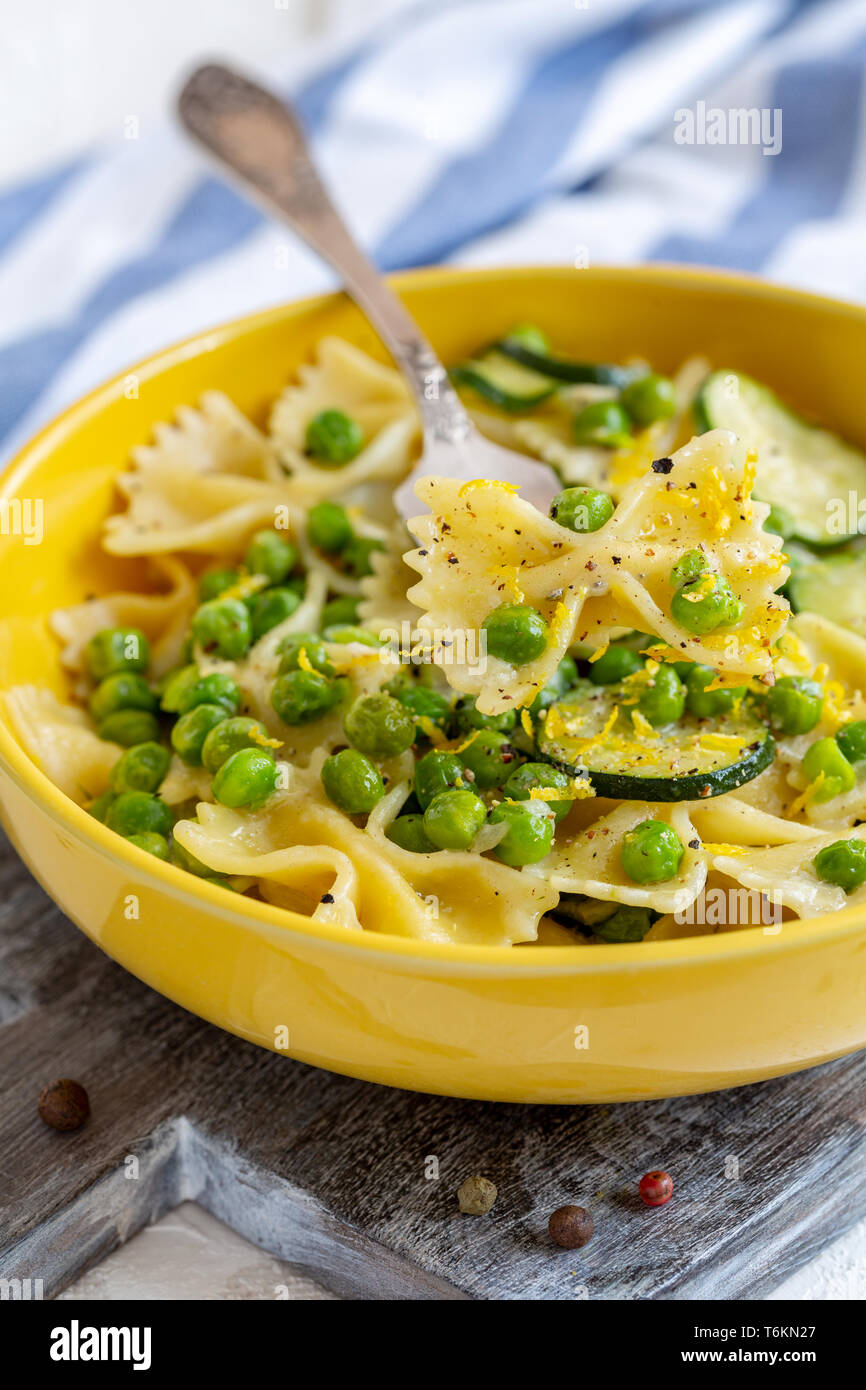 Mit Pasta, Zucchini und grünen Erbsen Platte. Stockfoto