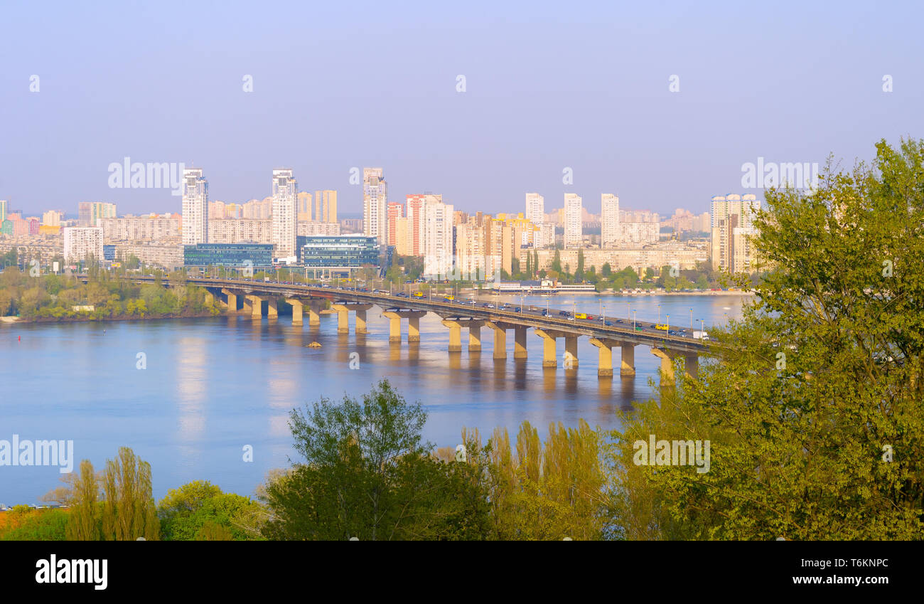 Blick über den Fluss Dnjepr, Paton Brücke und links Bank von Kiew. Die Ukraine Stockfoto