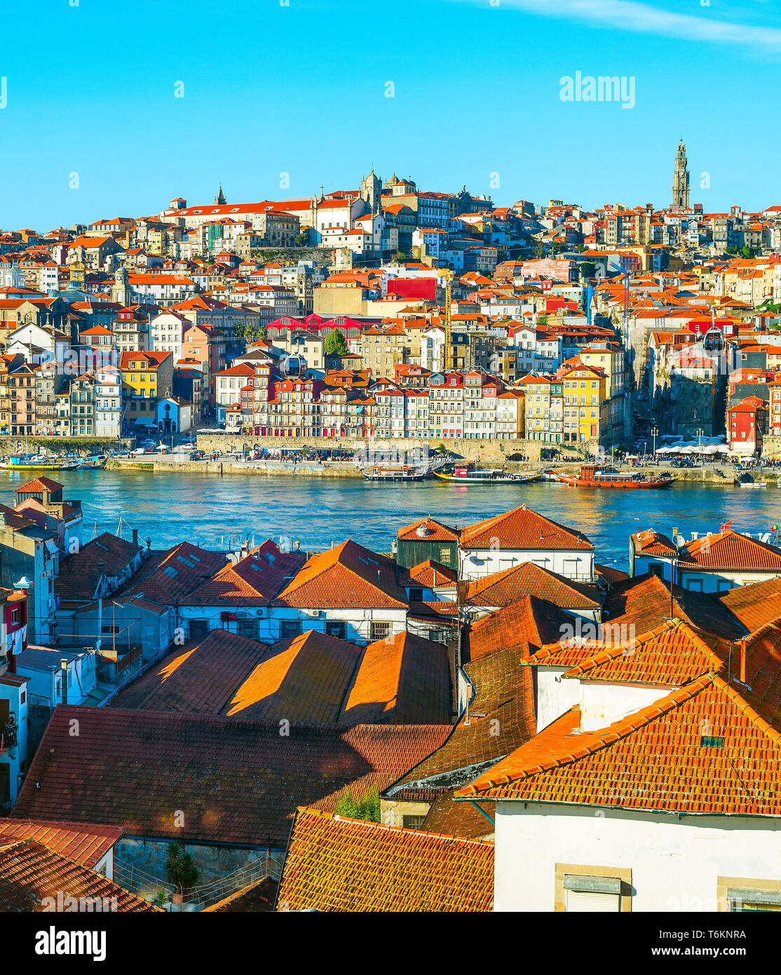 Porto Stadtbild mit alten Stadt am Fluss Douro in der Morgensonne, Portugal Stockfoto