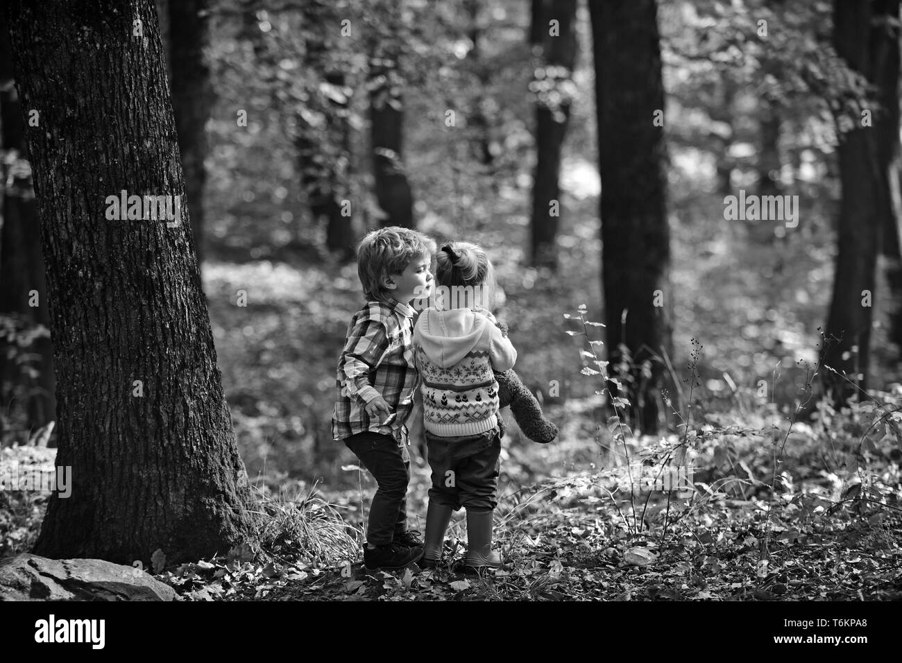 Kleine Jungen und Mädchen Camping im Herbst Wald. Kleine Kinder haben Spaß an der frischen Luft Stockfoto