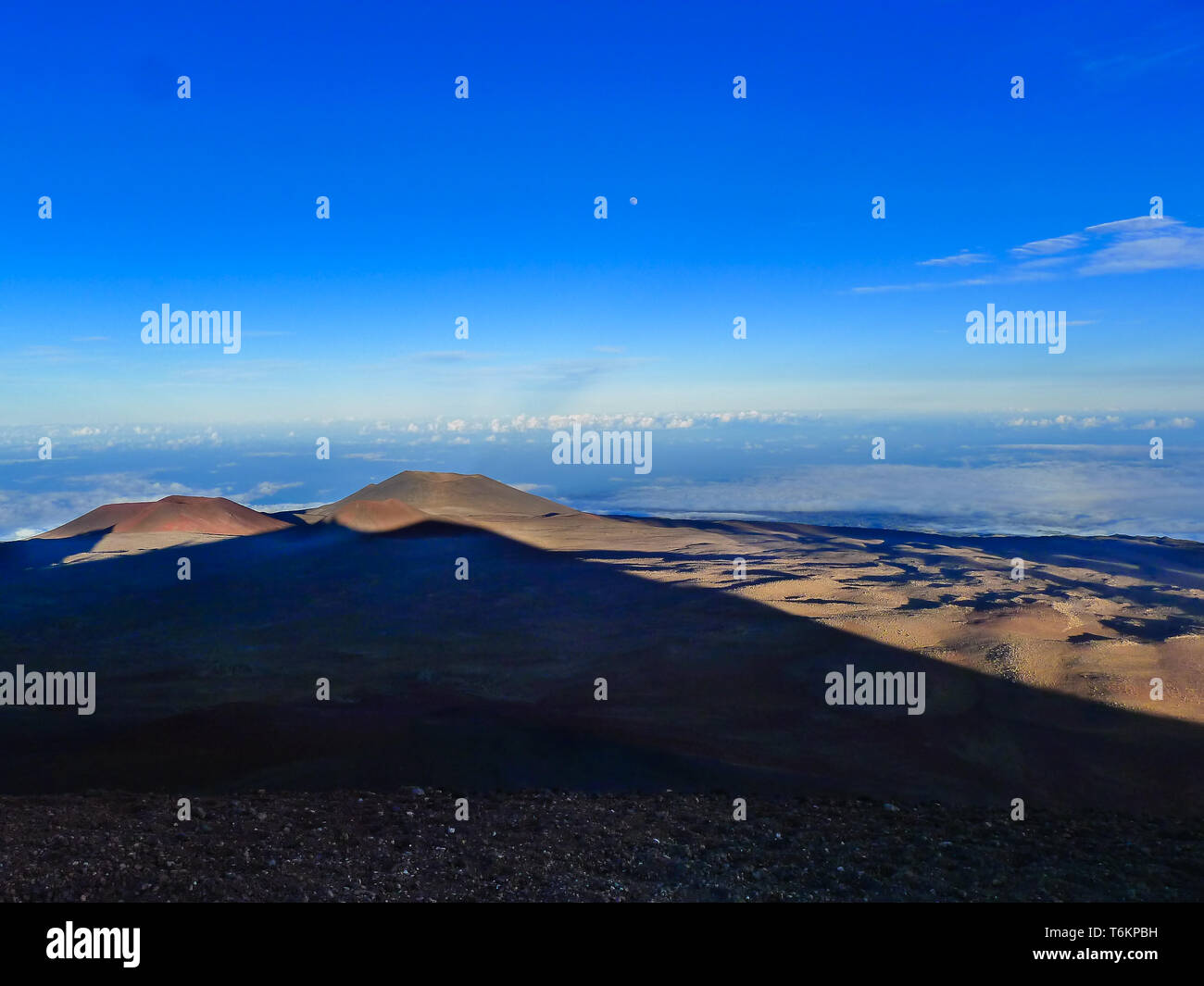 Sicht auf den Gipfel des Vulkans Mauna Kea auf Big Island, Hawaii. Blick auf den Himmel von oben. Stockfoto