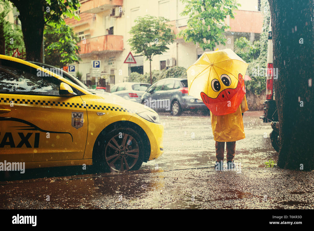 Kind Mit Yellow Umbrella Unter Der Regendusche Junge Tragen