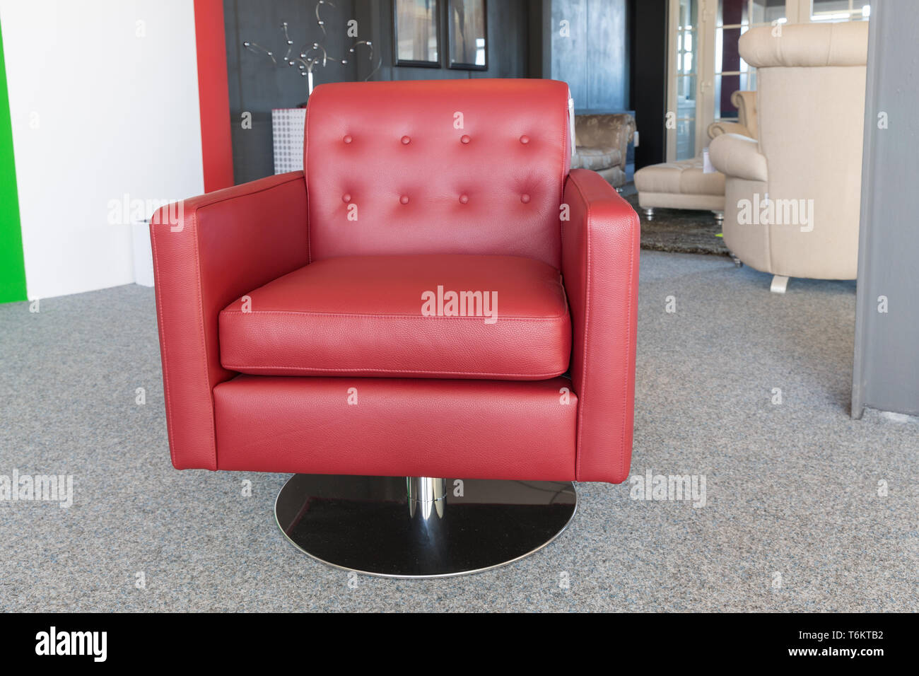 Showroom moderne Möbel Shop mit Luxus rot Leder Sessel Stockfoto Showroom moderne Möbel Shop mit Luxus rot Leder Sessel Stockfoto