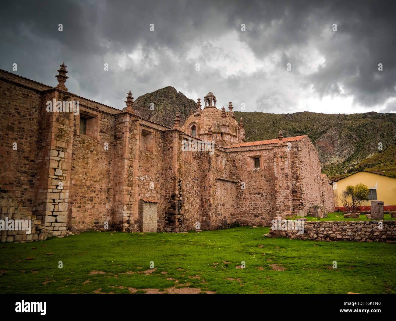 Außenansicht von Iglesia de Santa Isabel de Pucara bei Puno, Peru Stockfoto