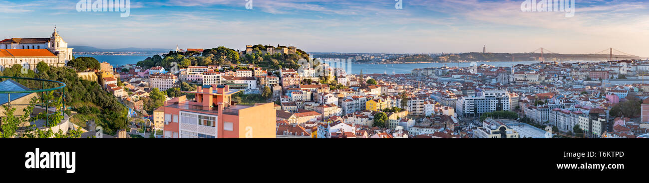 Lissabon Landschaft. Auf diesem Foto sehen wir viele der wichtigsten Sehenswürdigkeiten in Portugal: Jesus Statue, Brücke des 25. April, Saint George's Castle. Stockfoto