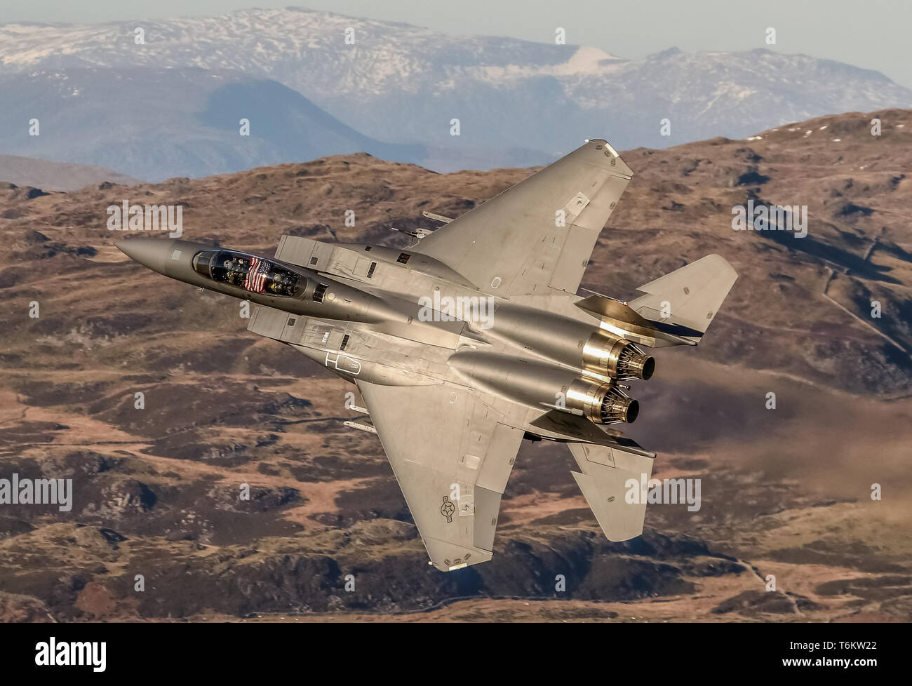 USAF F-15 E Strike Eagle mit USA-Flagge im Cockpit, Mach Loop LFA7 Stockfoto
