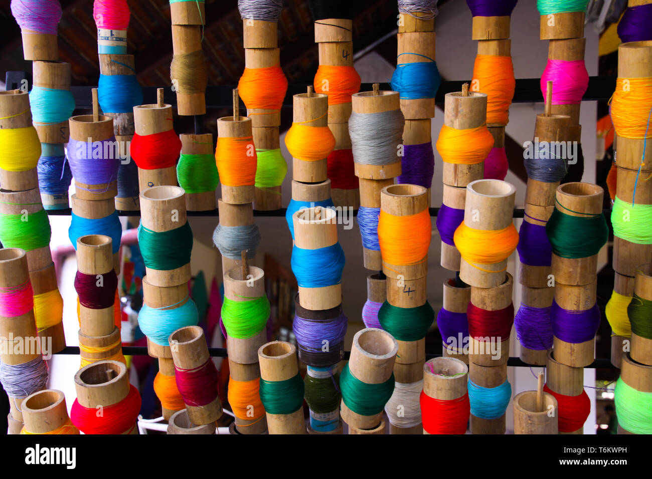 Bunte Spulen des Gewindes in Papier Regenschirm factory Chiang Mai Stockfoto