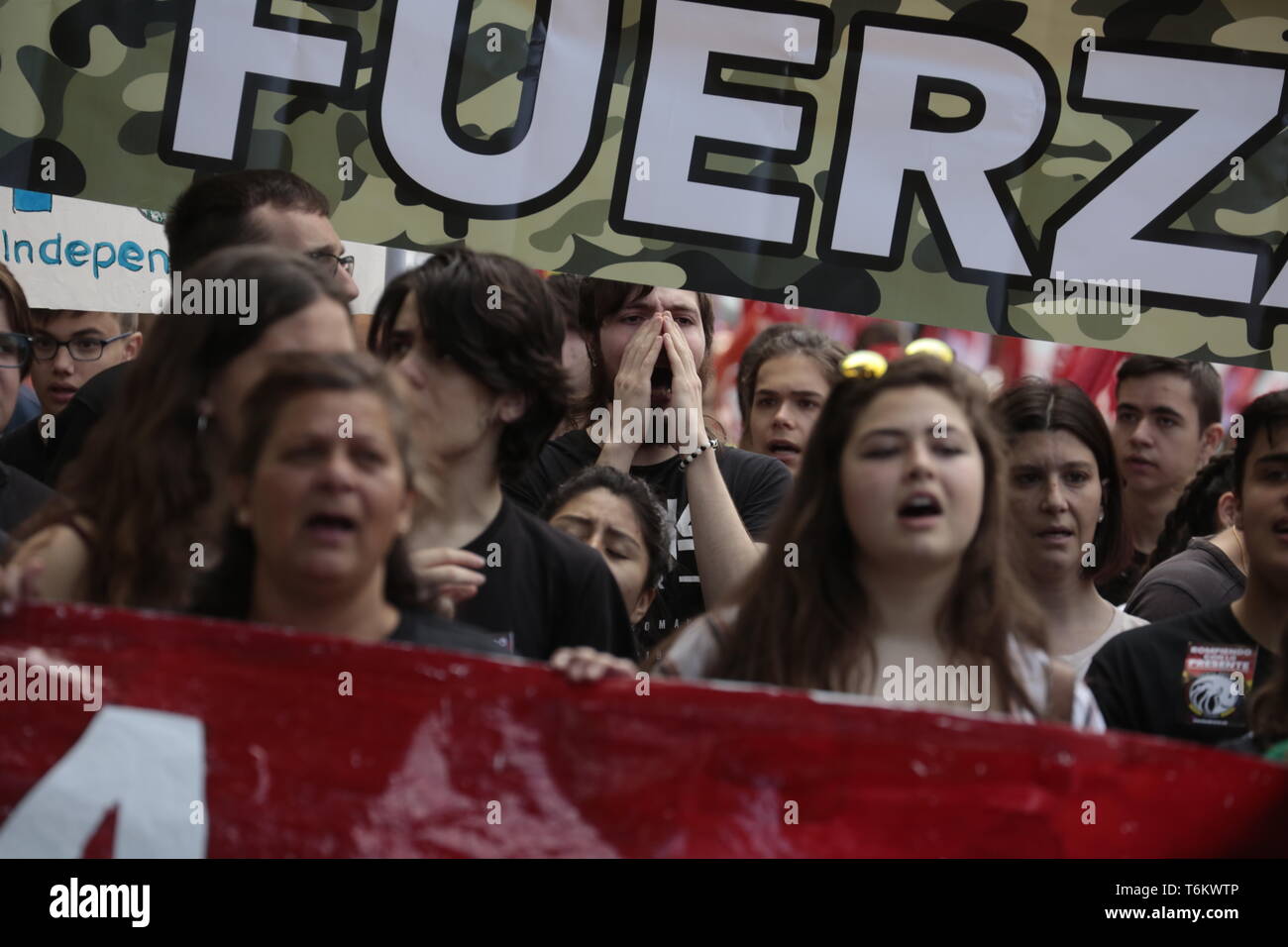 Die Demonstranten werden gesehen, riefen Parolen während der Demonstration. Tausende von Demonstranten auf den Internationalen Tag der Arbeit zeigen, einberufen von der Mehrheit Gewerkschaften UGT und CCOO Politiken und den Abbau der Arbeitslosigkeit in Spanien zu fordern, gegen die Unsicherheit der Beschäftigung und der Arbeitsrechte. Politiker der PSOE und der podemos haben an der Demonstration teilgenommen. Stockfoto