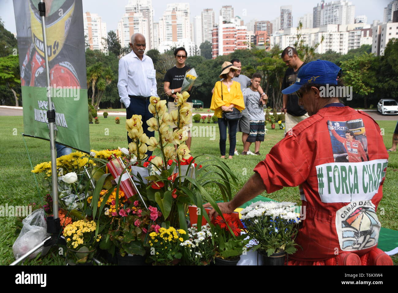 Fans besuchen Sie das Grab von Formel-1-Pilot Ayrton Senna in Morumbi Friedhof in Brasilien, São Paulo, am Mittwoch. Heute abgeschlossen ist 25 Jahre nach seinem Tod. Stockfoto