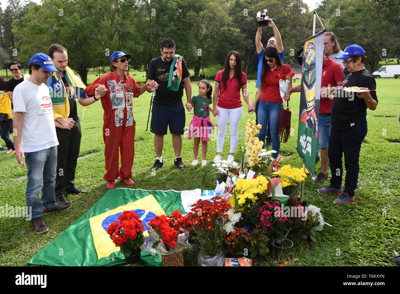 Fans besuchen Sie das Grab von Formel-1-Pilot Ayrton Senna in Morumbi Friedhof in Brasilien, São Paulo, am Mittwoch. Heute abgeschlossen ist 25 Jahre nach seinem Tod. Stockfoto