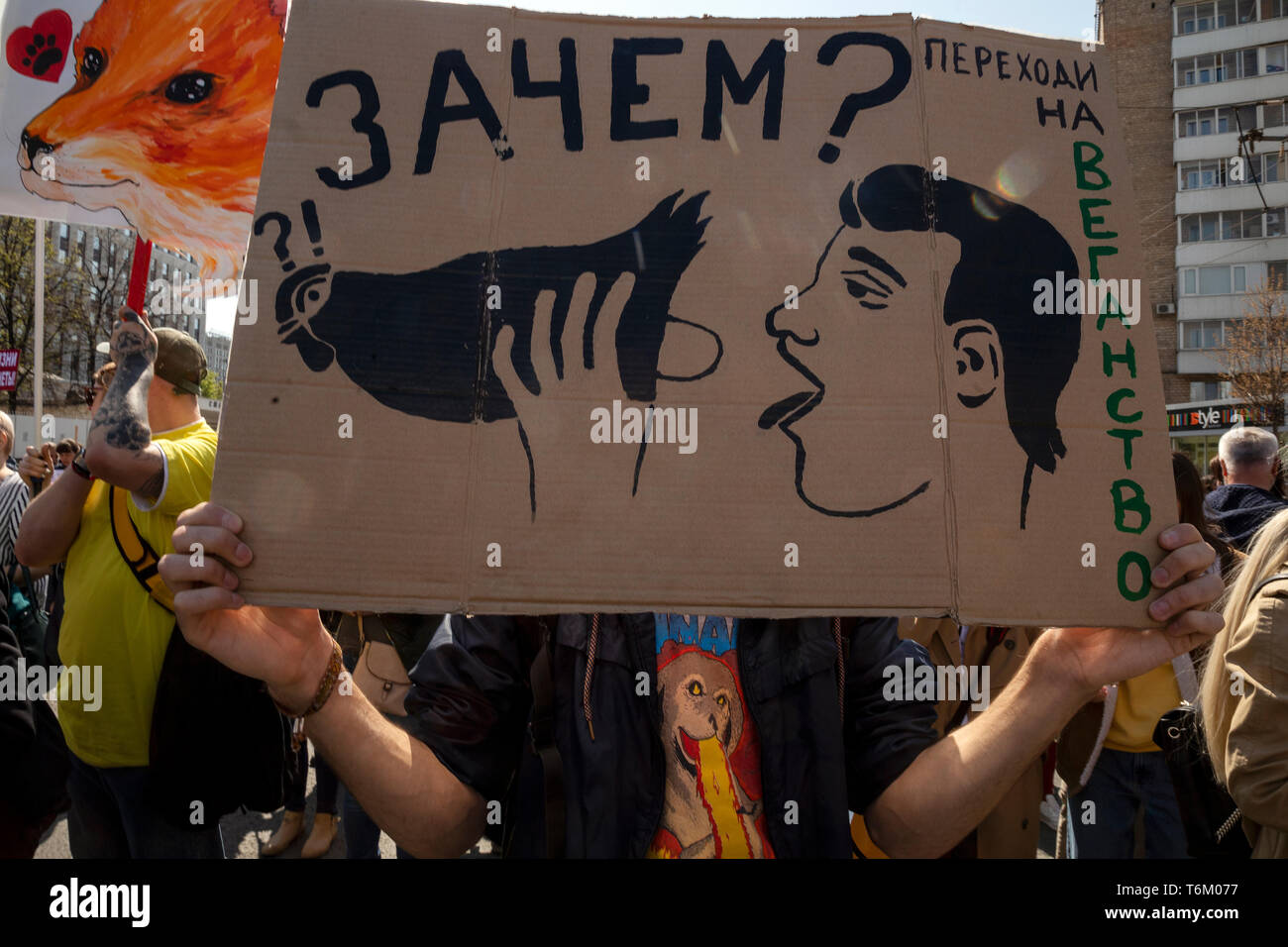 Moskau, Russland. 1. Mai, 2019 Personen Plakat mit der Aufschrift in Russischen 'Warum?' Während das Tier Marsch durch die Straßen von Moskau, Russland Stockfoto