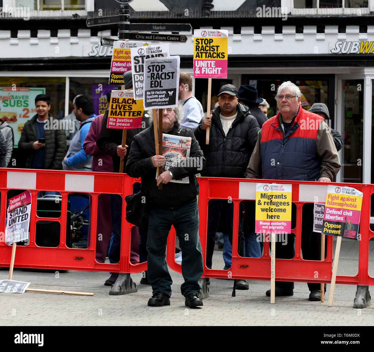 Ein antirassistischer Demonstrant, der sich der englischen Verteidigung stellt. Bild von DAVID BAGNALL Stockfoto