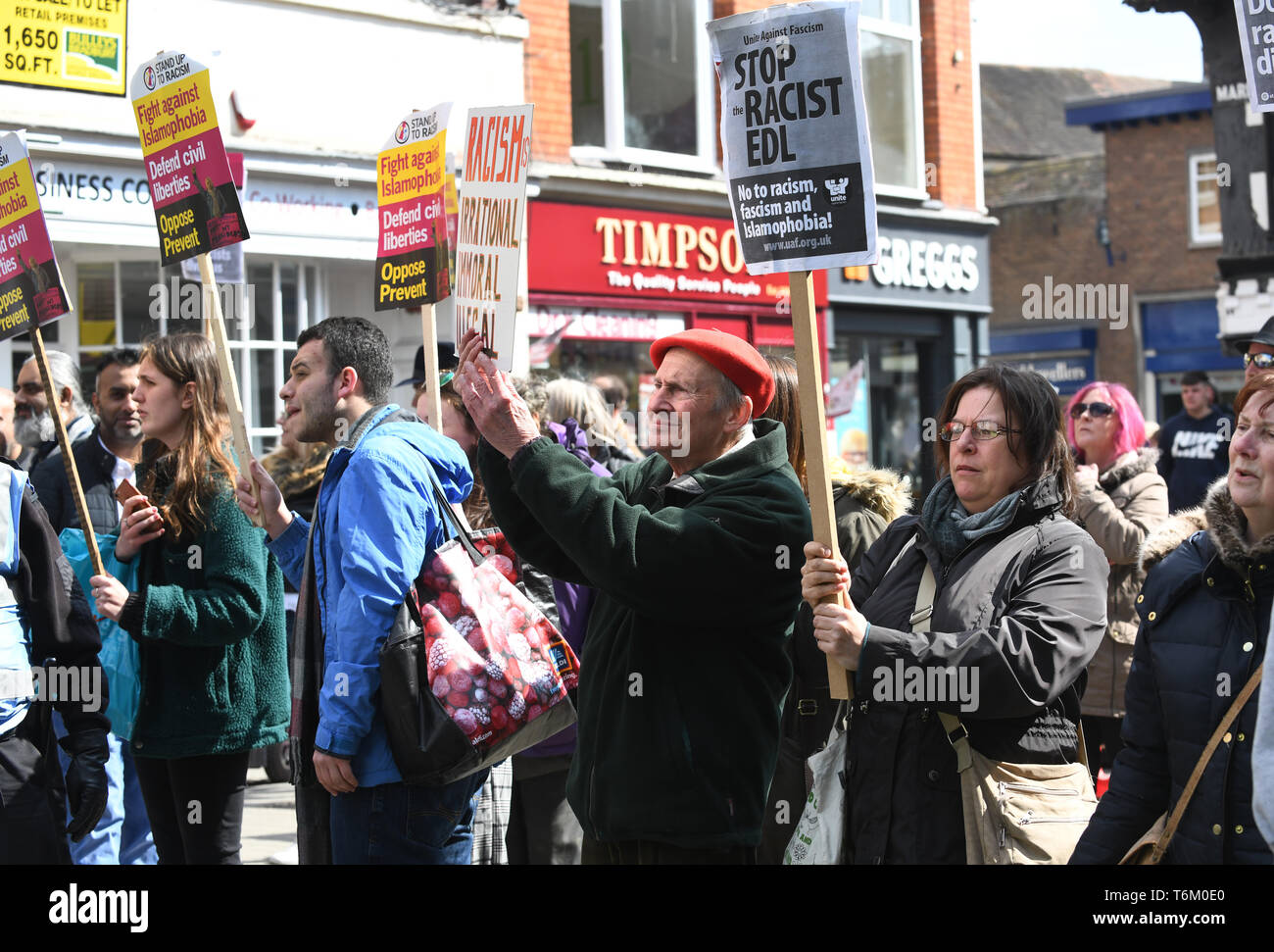 Ein antirassistischer Demonstrant, der sich der englischen Verteidigung stellt. Bild von DAVID BAGNALL Stockfoto