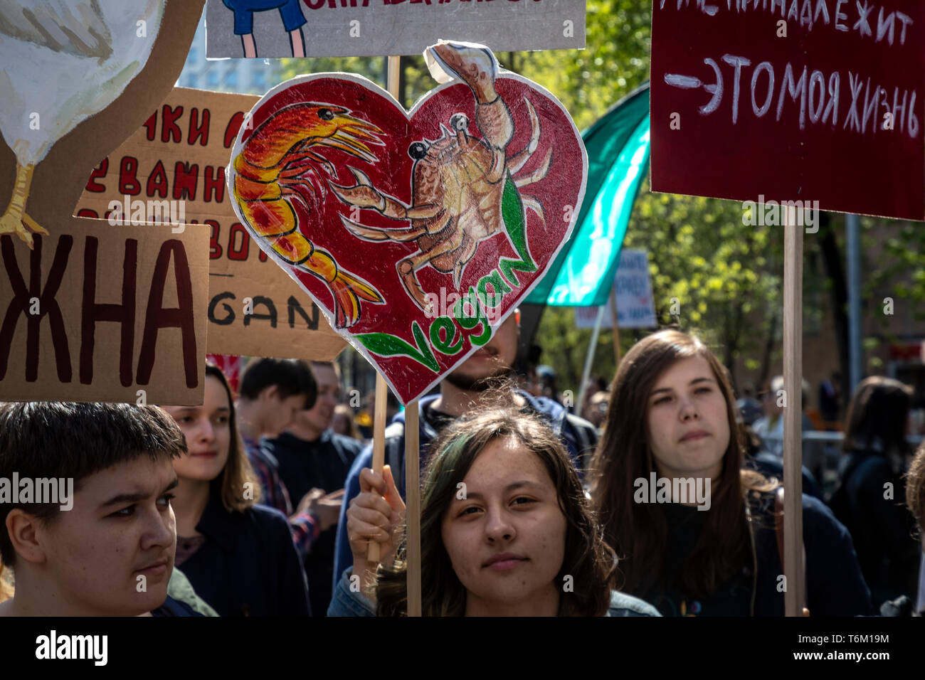 Moskau, Russland. 1. Mai, 2019 Vegane Prozession Teilnehmer halten Plakate fordern nicht Essen von Tieren in Moskau, Russland Stockfoto