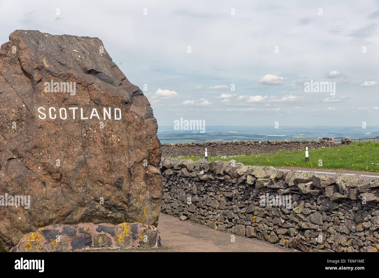 Grenze zwischen England und Schottland bei Carter Bar mit Rock Stockfoto