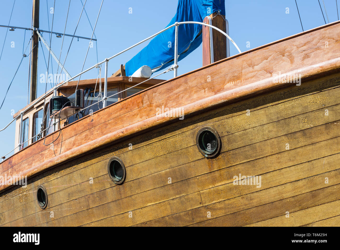 Vorderansicht des Holz- Yacht Stockfoto