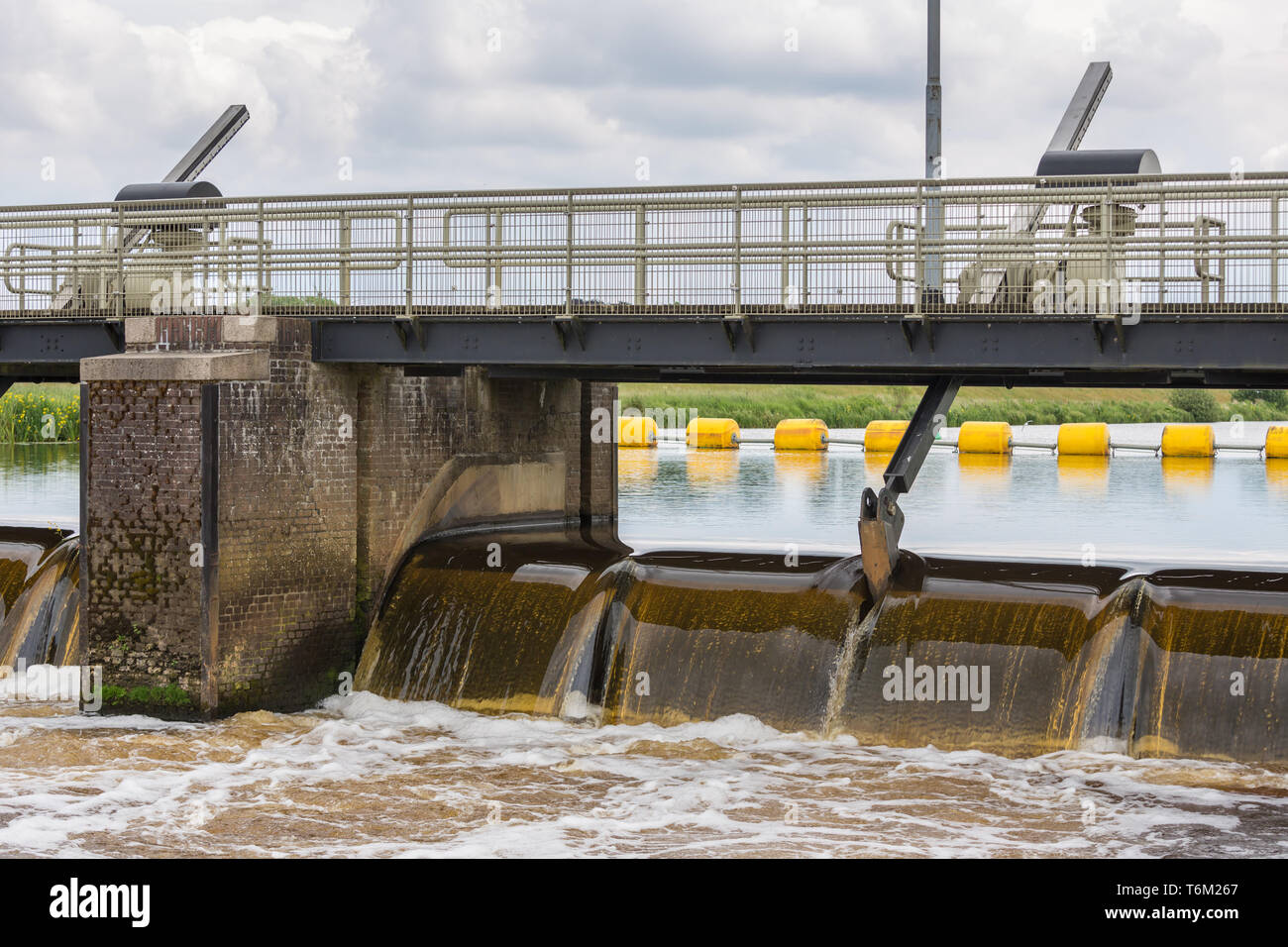 Barrage in der niederländischen Fluss Vecht Stockfoto