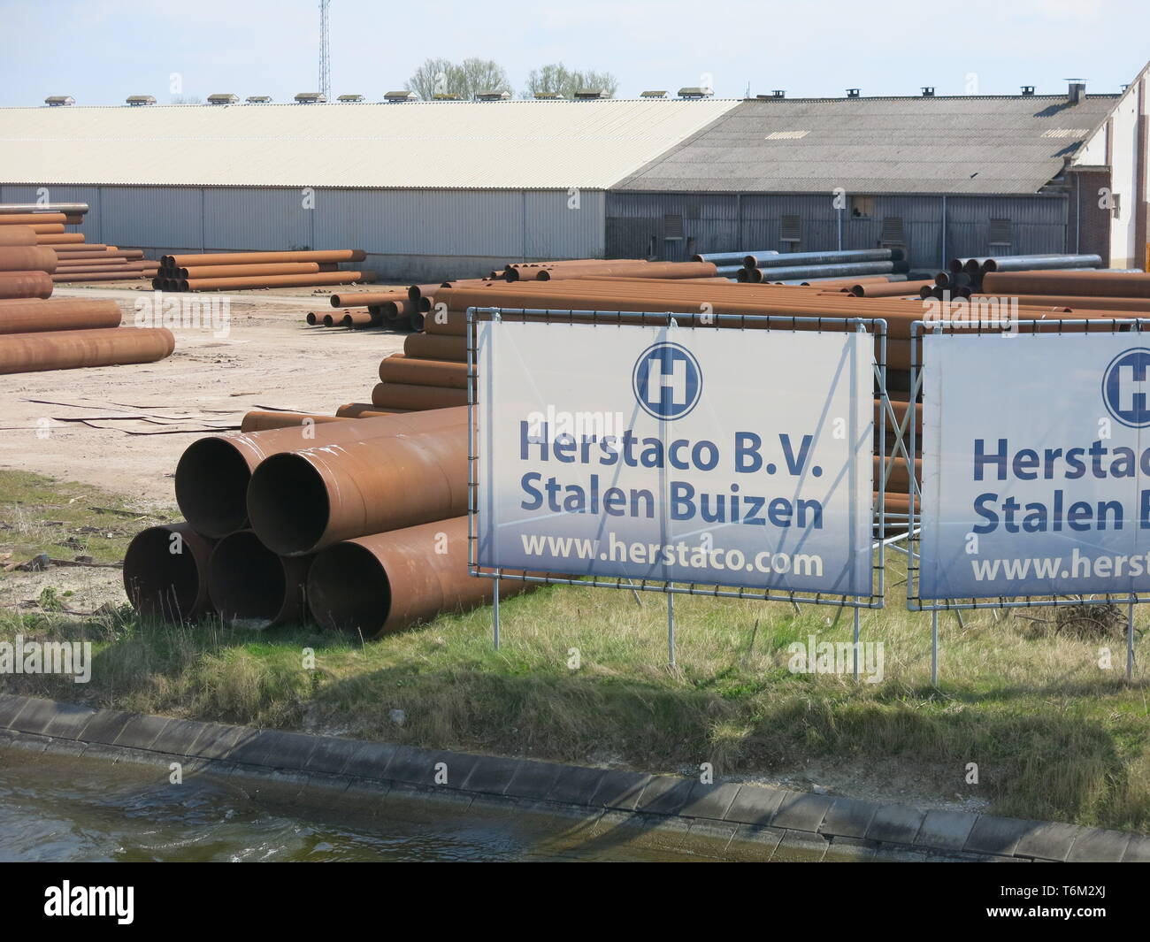 Kanal - Seitenansicht der Rohre aus Stahl auf der Baustelle und an die Bannerwerbung Herstaco.com, europäischen Fachhändler in Zeeland auf der Grundlage Stockfoto