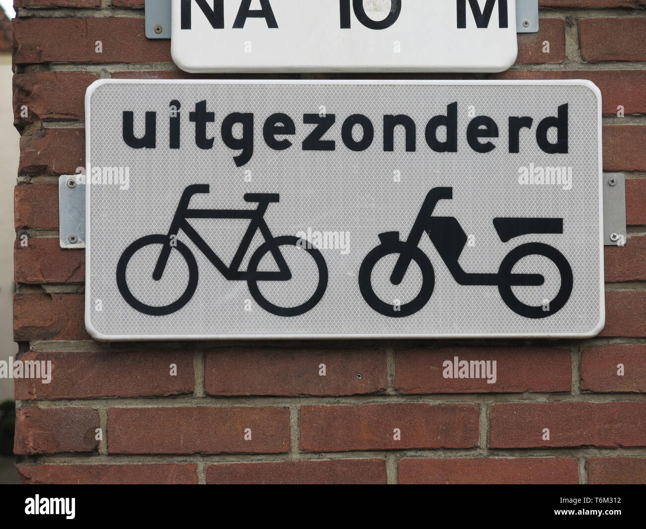 Verkehrszeichen für Radfahrer in Holland können unterschiedlich sein; diese sagt 'uitgezonderd', was bedeutet, dass die Beschränkungen nicht zu Fahrräder & Mofas gelten Stockfoto