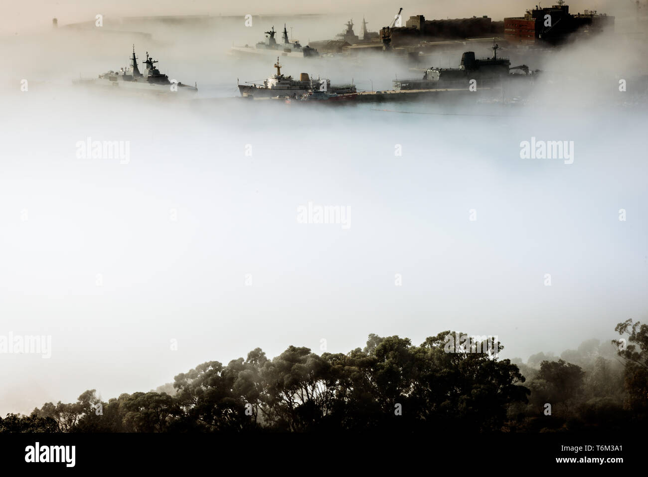 Morgennebel rollen über den südafrikanischen Marinestützpunkt von Simonstown, dem Heimathafen der Seestreitkräfte des Landes an der False Bay Küste Stockfoto
