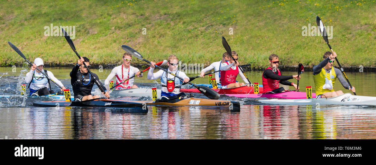 Die Ruderer in einem Kanal. Rudern ist eine der wenigen nicht-tragenden Sportarten, Übungen Muskelgruppen Quads, Bizeps, Trizeps, Gesäß- und Bauchmuskeln. Stockfoto