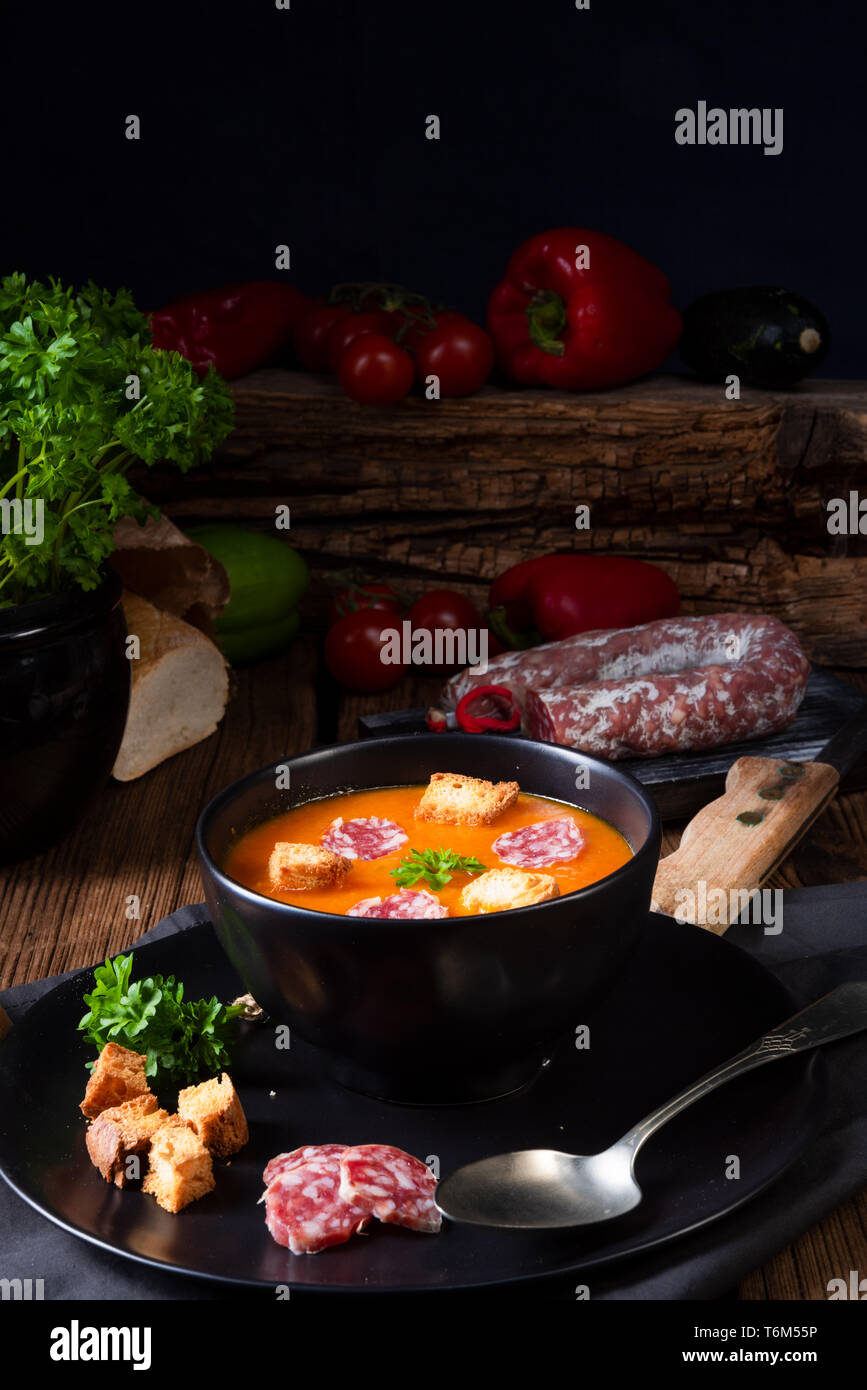 Ungarische paprika Rahm Suppe mit würzigen Würstchen Stockfoto