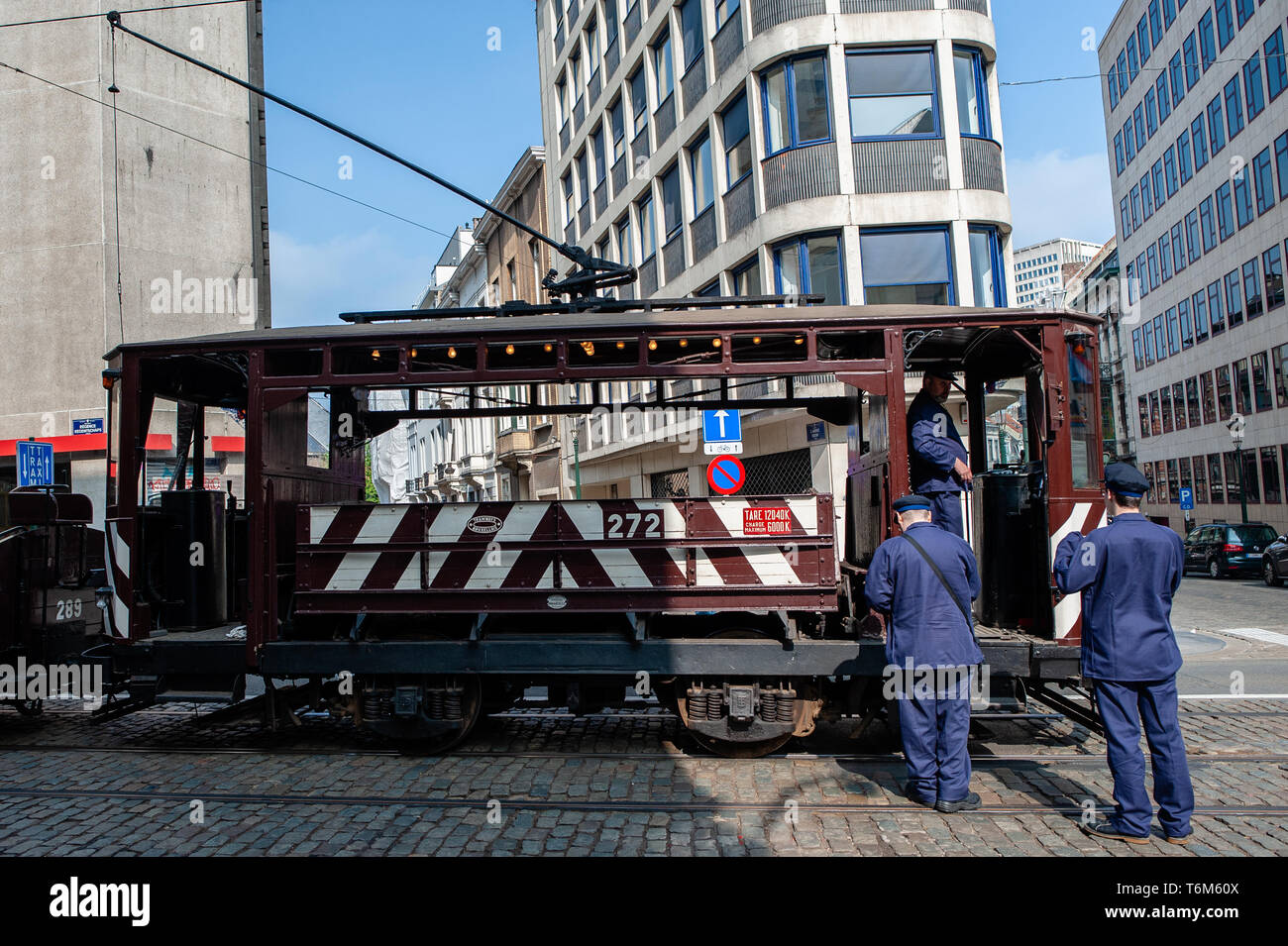 Einige Straßenbahnfahrer werden gesehen sprechen außerhalb einer alten