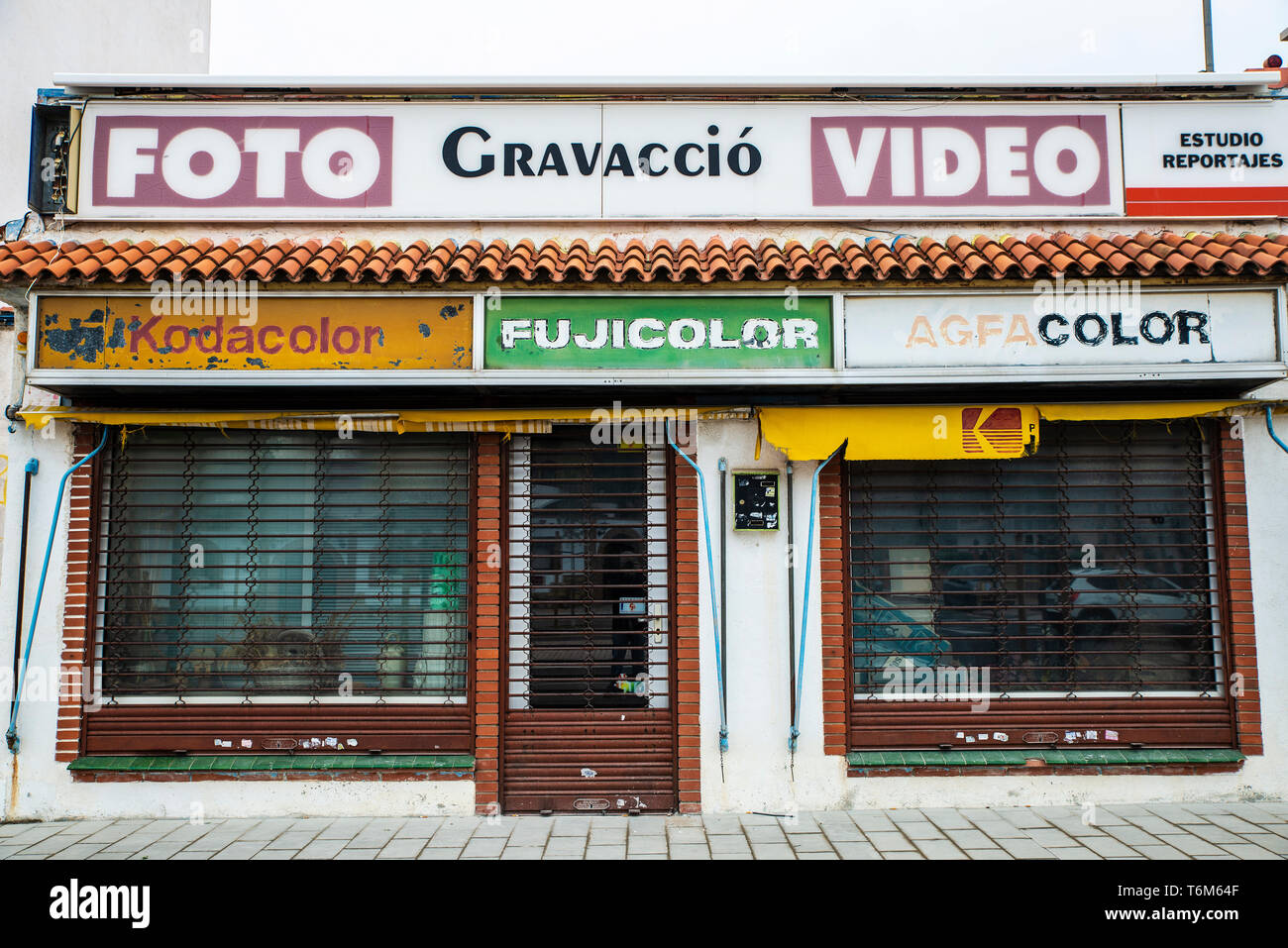 Tarragona, Spanien - 22 April, 2019: Alte Shop und Fotografie Studio geschlossen und mit den Logos von Kodak, Fuji und Agfa in Tarragona, Katalonien abgebrochen Stockfoto