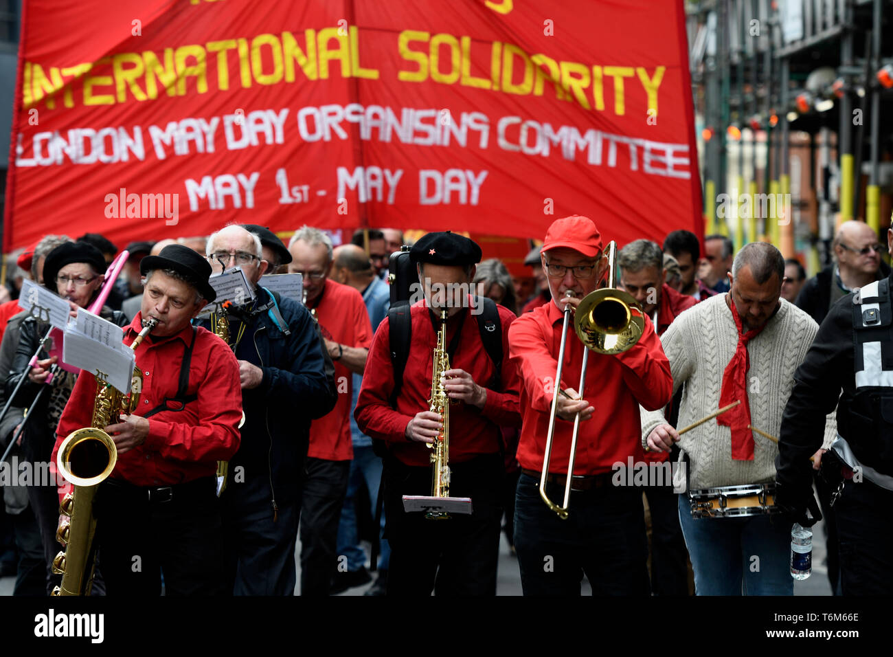 Musiker gesehen, während sie während der Rallye marschieren. Die Demonstranten marschierten durch die Londoner Innenstadt zu einer Kundgebung auf dem Trafalgar Square anspruchsvolle Besseres Gehalt und die Rechte der Arbeitnehmer am 1. Mai. Stockfoto
