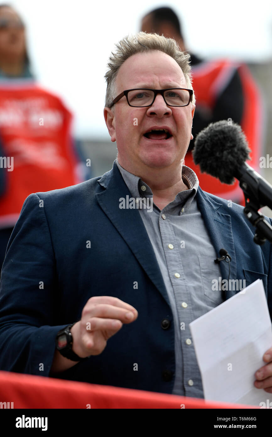 Präsident der Nationalen Union der britischen Journalisten Tim Dawson beobachtet, als er während der Rallye. Die Demonstranten marschierten durch die Londoner Innenstadt zu einer Kundgebung auf dem Trafalgar Square anspruchsvolle Besseres Gehalt und die Rechte der Arbeitnehmer am 1. Mai. Stockfoto
